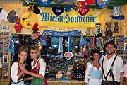 Willkommen im Bräurosl Souvenir Stand von Souvenir and More gleich im Eingangsbereich - leicht zu finden! (Foto: Martin Schmitz)